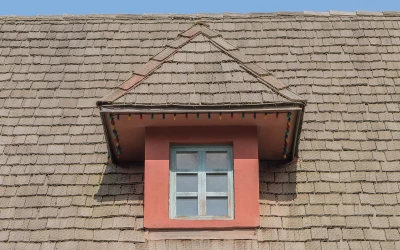 Réparations urgentes de toiture à Toulon : une intervention rapide et efficace - fenetre-surface-de-cargaison-entrepot-dans-une-ancienne-zone-industrielle Réparations urgentes de toiture à Toulon : une intervention rapide et efficace