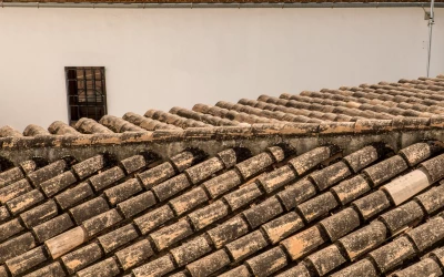 Couvreur dans le Var: l’expertise Traditoit83 au service de votre toiture - gros-plan-de-bardeaux-de-toit-de-maisons-et-de-batiments-dans-une-vieille-ville Couvreur dans le Var: l’expertise Traditoit83 au service de votre toiture