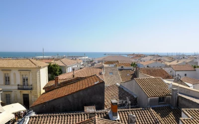 Inspection de toiture à Toulon : prévenir les dégâts avant qu’ils n’apparaissent - prise-de-vue-en-grand-angle-des-maisons-pres-de-l-ocean-capture-a-camague-france Inspection de toiture à Toulon : prévenir les dégâts avant qu’ils n’apparaissent